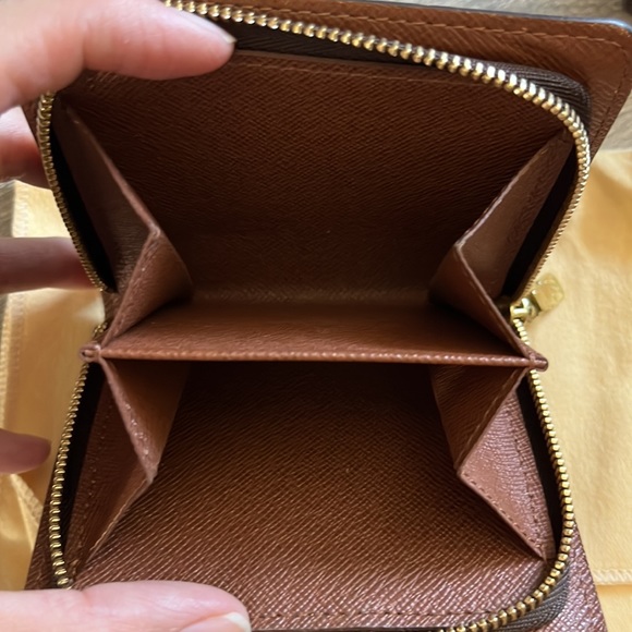 Louis Vuitton compact wallet. - Picture 9 of 13